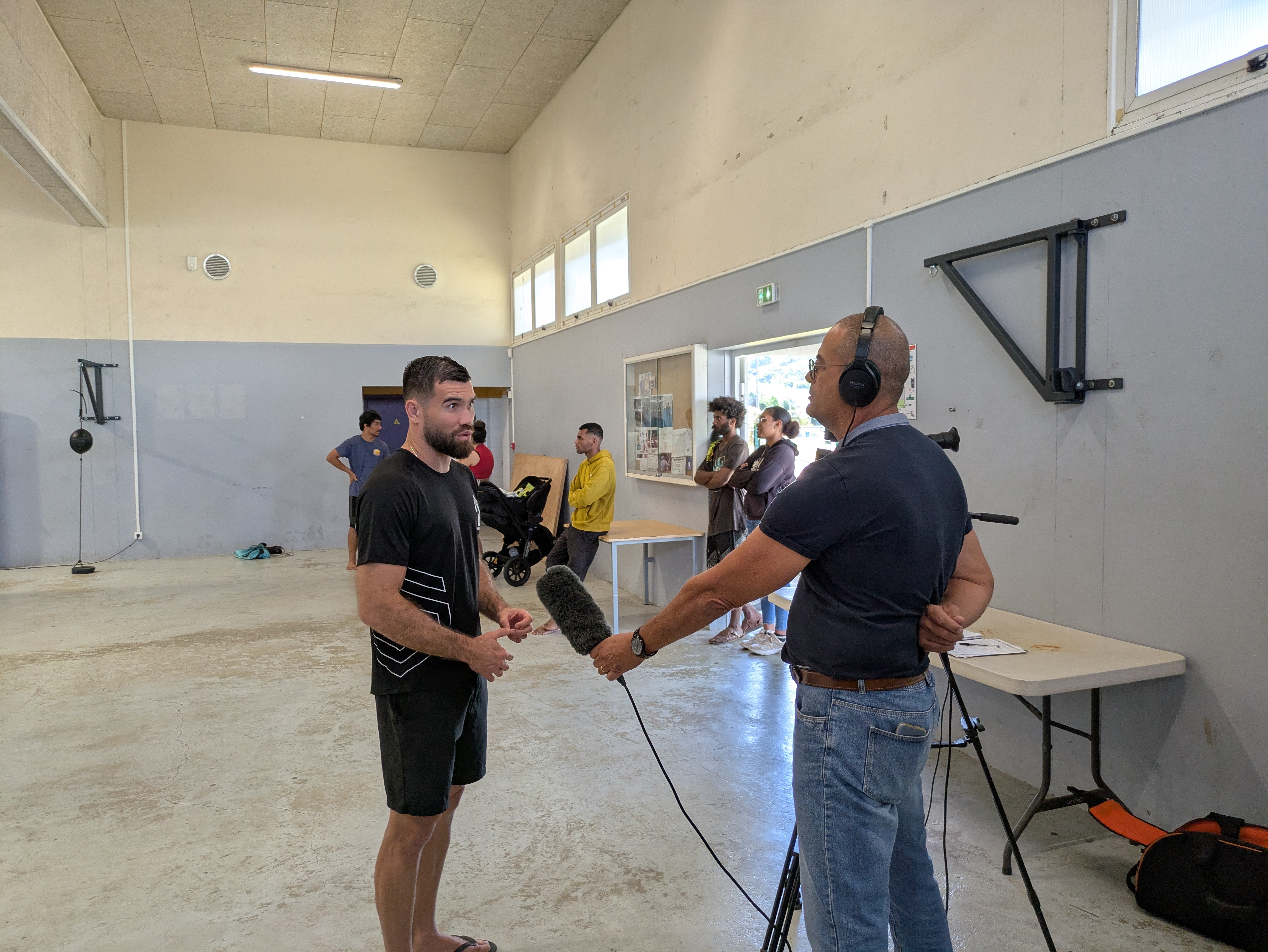 Un champion de france et d'europe qui vient modertement voir les feunes et juger les assaults. Un bel exemple d'humilité de ce boxeur de haut niveau calédonien !